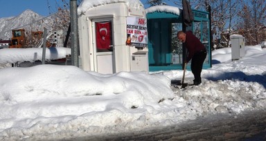 Bitlis’te yoğun kar yağışı! 60 köy yolu ulaşıma kapalı