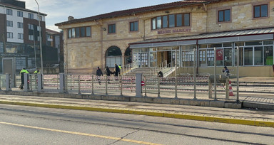 Trafik canavarı tramvay durağına daldı! Aşırı hız onlarca kişinin canına mal olacaktı