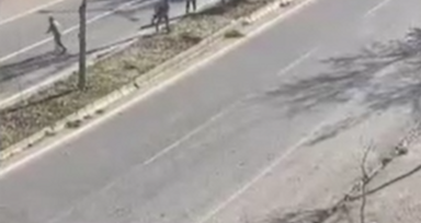 Mardin'de husumetli aileler arasında çıkan silahlı kavga sonucu 1 kişi hayatını kaybetti! O anlar kamerada