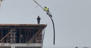 Afyonkarahisar'da akılalmaz görüntüler! Beton pompasının üzerine yattı 20 metre yükseğe çıktı