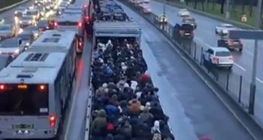 İstanbul'un bitmeyen çilesi: Metrobüs! Altunizade'de arızalandı, üst geçit tıklım tıklım