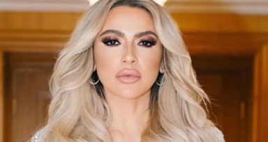 Süper minisiyle poz veren Hadise sere serpe uzandı