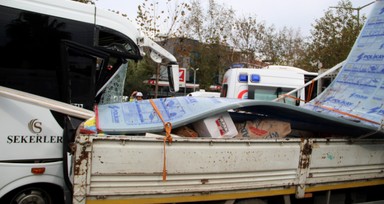 Antalya'da havalimanına personel taşıyan midibüs kamyonete çarptı! 9 kişi yaralandı
