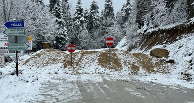 Bolu Yedigöller yolu buzlanma nedeniyle trafiğe kapatıldı
