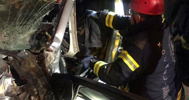 Kocaeli'de bir otomobil bariyerlere saplandı: 4 yaralı