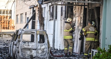 İzmir'de bulunan bir kozmetik firmasında yangın çıktı! Ölü ve yaralılar var... Yangın elektrikli sobadan çıkmış