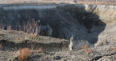 Kuş cenneti gölünün suyu çekildi! Dev obruk oluştu... Bölgede güvenlik amaçlı şerit çekildi