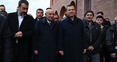 ABB adayı Turgut Altınok sabah namazını Hacı Bayram Veli Camisi'nde kıldı