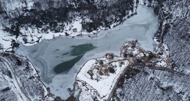 Sakarya'daki Keremali Gölü'nün yüzeyi buz tuttu
