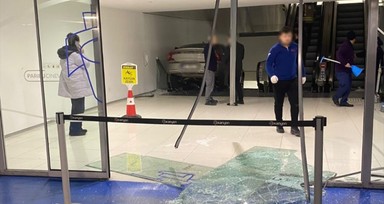Şişli'deki bir AVM'nin yürüyen merdivenlerine araba girdi: 2 yaralı