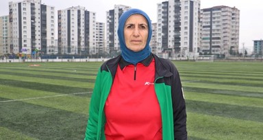 Azize Teyze 40'lı yaşların sonunda adım adım çocukluk hayaline kavuştu! 48 yaşında futbolcu, 54'te antrenör, 55'inde takımın başında