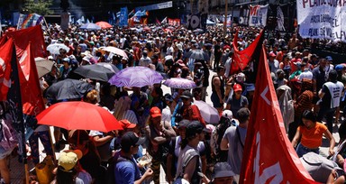 Arjantin'de binlerce işçi hükümeti protesto etti!