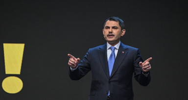Gençlerden Murat Kurum'a 'kedi' hediyesi