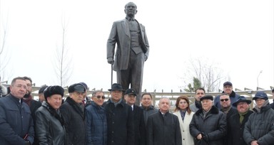 Kazakistan’ın Almatı şehrinde Atatürk heykeli törenle açıldı