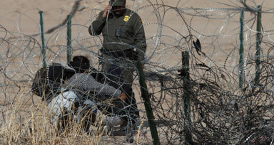 Teksas yol geçen hanına döndü... Düzensiz göçmen akını