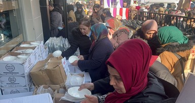 Bursa'da açılışa özel kampanya düzenleyen mağazada izdiham