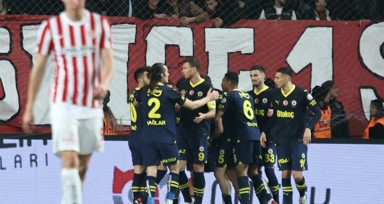 Fenerbahçe, deplasmanda Antalyaspor'u 2 farkla yendi