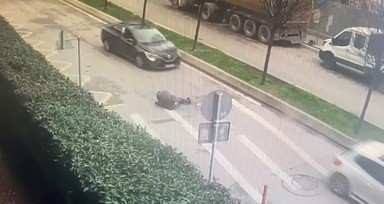 Beyoğlu'nda ayağından ve omzundan vuruldu; otomobilden yola atıldı