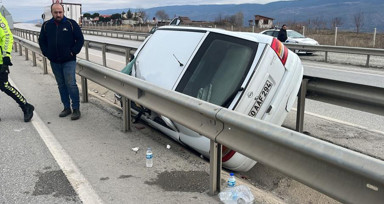 D100 karayolunda araç bariyerlere asılı kaldı: 2 yaralı