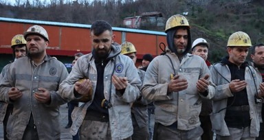 Birçok depremzedenin hayatını kurtaran Zonguldaklı madenciler, depremde hayatını kaybedenler için dua ettiler