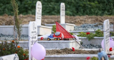 Depremde hayatını kaybeden çocukların mezarlarına oyuncak ve balon bırakıldı