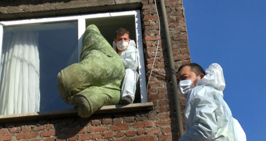Bursa'da 2 katlı evinden 1 kamyon çöp çıkan kadının tepkisi şaşırttı! "Her şeyimi alıyorsunuz"