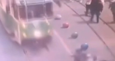 Kadıköy'de tramvayın altında kalarak hayatını kaybeden kadının kaza anı kameralarda