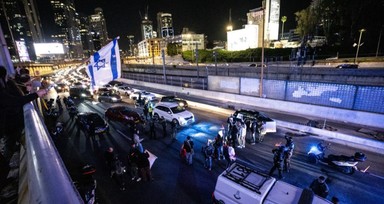 Gazze'deki İsrailli esirlerin yakınları Netanyahu'yu protesto etmek için Tel Aviv'de otoyolu kapattı