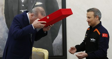 Cumhurbaşkanı Erdoğan, Alper Gezeravcı ile Esenboğa Havalimanı'nda bir araya geldi