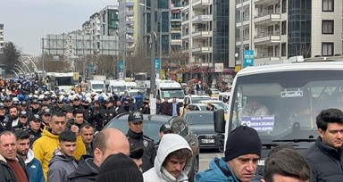 Diyarbakır'da DEM Partili vekiller, yol kapatıp, eylem yaptı