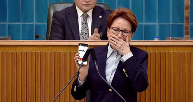 Son Dakika: Meral Akşener Karacaoğlan'ın 'Var Git Ölüm' türküsüyle hıçkırıklara boğuldu