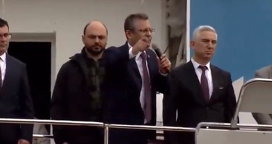 Özgür Özel İzmir'de Cemil Tugay'ı anons edip başka birinin elini havaya kaldırdı