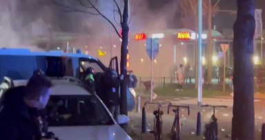 Hollanda'daki sığınmacılar ayaklandı, polisle çatıştı