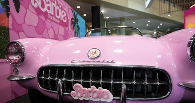 Kanada'nın Toronto kentinde Barbie filminde görülen ikonik pembe araç sergilendi
