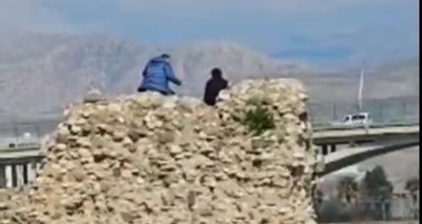Cizre Kalesi'nden nehre atlamaya kalkışan genç kızı polis ikna ederek aşağı indirdi