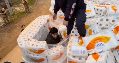 Düzce'de 39 düzensiz göçmen kağıt havlu balyalarının arasında bulundu