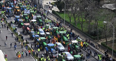 İsyankar çiftçiler Madrid sokaklarını traktörleriyle trafiğe kapattı