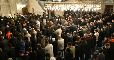 Berat Kandili'nde vatandaşlar camilerde buluştu