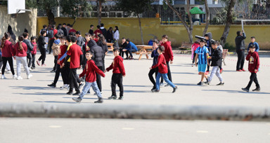 Adana'da okulun yanı başında yapılan yıkım öğrencileri korkuttu