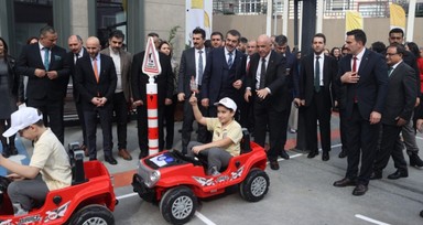 Milli Eğitim Bakanı Tekin, öğrencilerin yılda 40 saat sorumluluk projelerinde yer alacağını açıkladı
