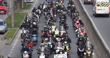 Motosikletli kuryelerden 'Trafikte biz de varız' eylemi