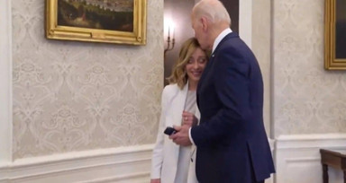 ABD Başkanı Biden, İtalya Başkabakanı Meloni'ni saçını öptü