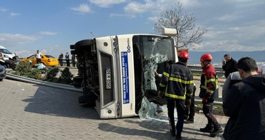 Aydın'ın Efeler ilçesinde halk otobüsünün devrilmesi sonucu 28 kişi yaralandı