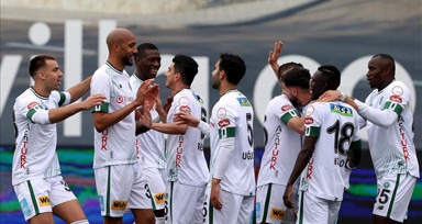 Konyaspor düşme hattından taraftarının desteğiyle uzaklaşmak istiyor