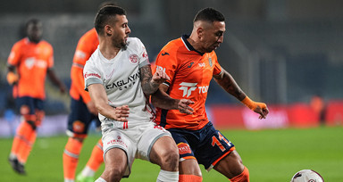 Başakşehir Antalyaspor'u son dakikalarda yıktı