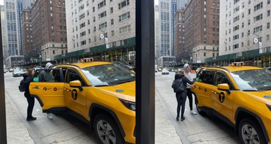 Kaza sonrası kaçan Yazar Eylem Tok ve oğlu New York'ta yüzleri gülerken görüntülendi!