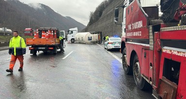 Anadolu Otoyolu'nun Bolu Dağı Tüneli mevkiinde devrilen TIR ulaşımı aksattı