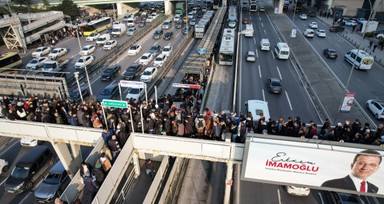 İstanbul'un çilesi bitmiyor! Metrobüse ulaşmak isteyen megakentliler 'şaka gibi' afişle karşılaştı