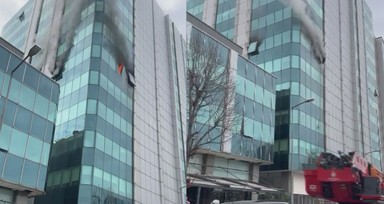 Zeytinburnu'nda 5 katlı iş merkezinde yangın! Yaralı var