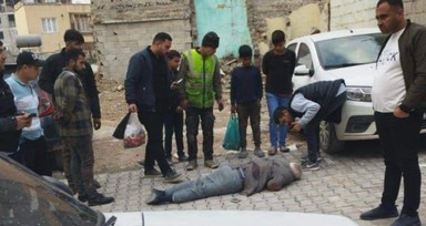 Tartıştığı babasını sokakta bıçaklayarak öldürdü
